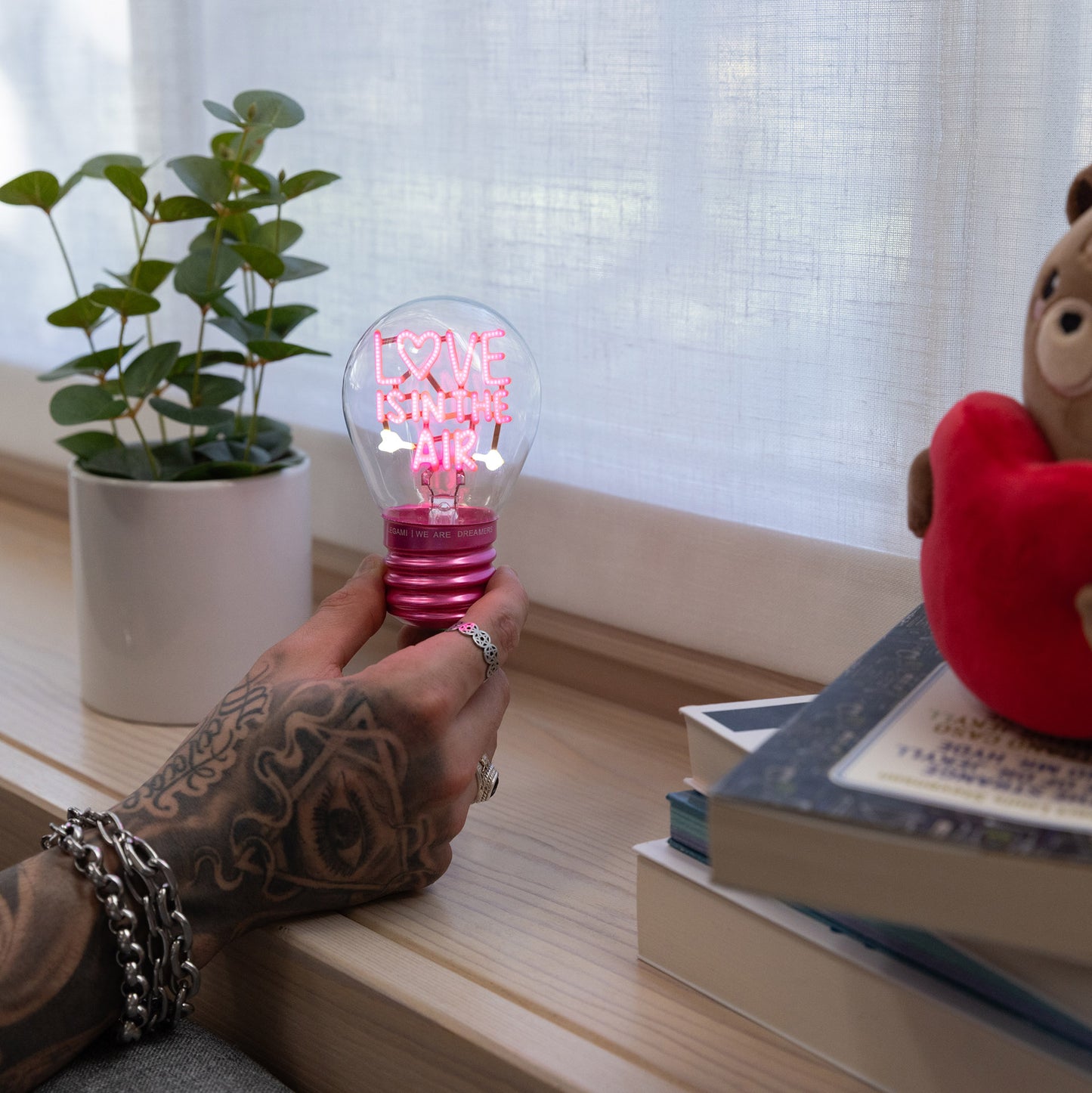 Deko-Tischlampe in Glühbirnenform - Love Is in the Air - Bulb Fiction