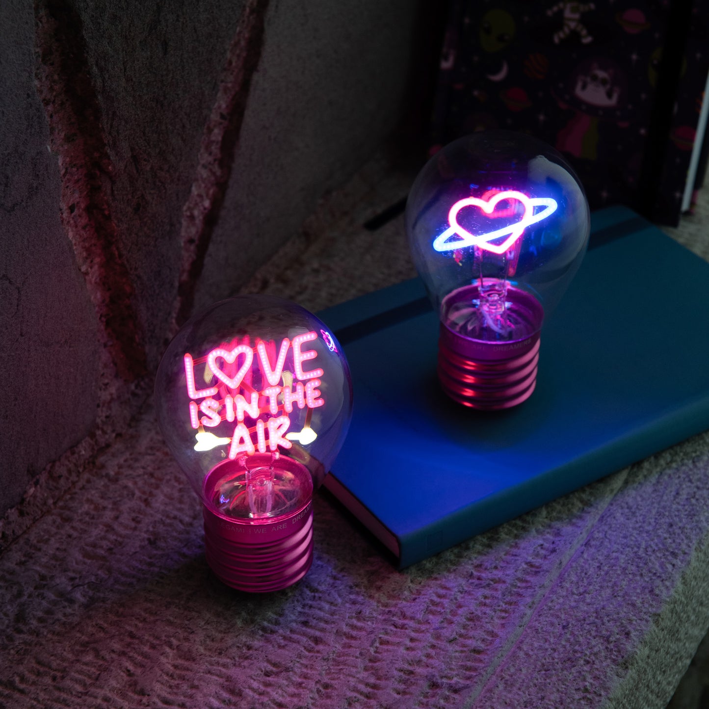 Deko-Tischlampe in Glühbirnenform - Love Is in the Air - Bulb Fiction